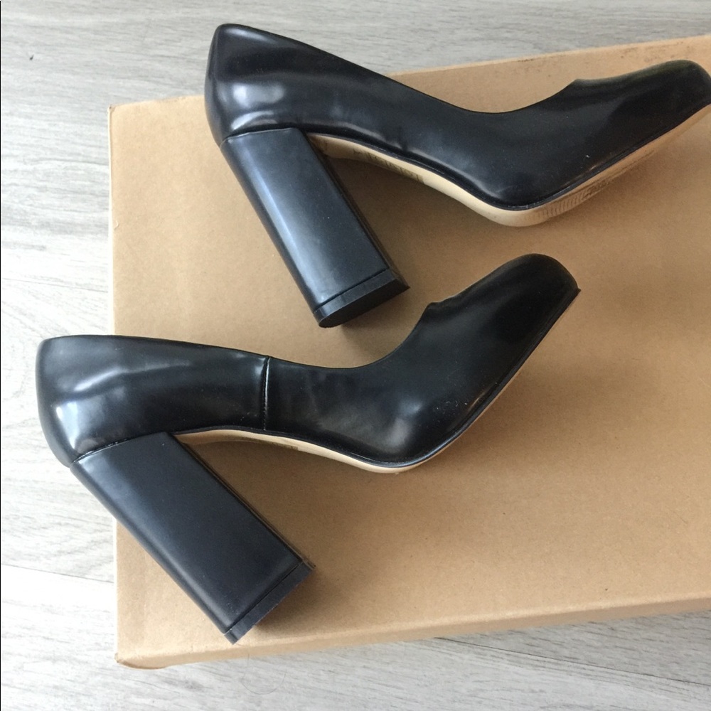 😍 Black UO chunky Heels.